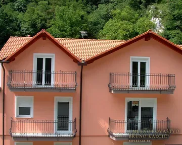 Kovana balkonska ograja, Ilirska Bistrica, Balkonske ograje
