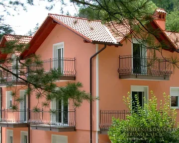 Kovana balkonska ograja, Ilirska Bistrica, serija balkonov