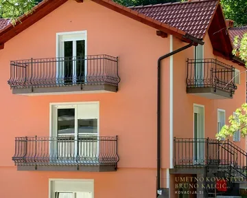 Kovana balkonska ograja, Ilirska Bistrica, iz kovačije na Blejski Dobravi
