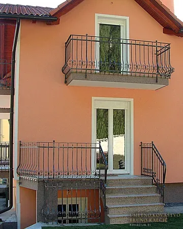 Kovana balkonska ograja, Ilirska Bistrica, detajl 2