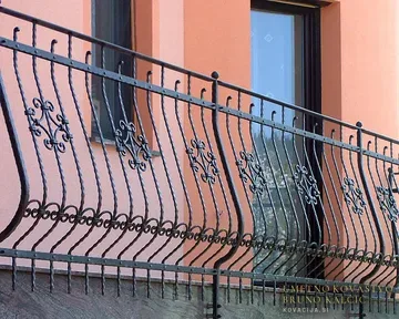 Elegantna kovana balkonska ograja iz tanjših materialov in z velikim trebuhom