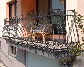 Kovana balkonska ograja, Žiri, viti stebrički