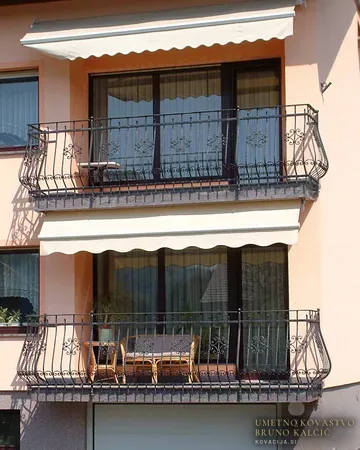 Kovana balkonska ograja, Žiri, detajl 1