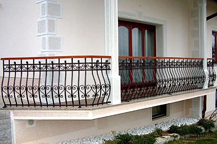 Kovana balkonska ograja, Podcerkev