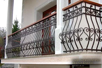 Kovana trebušasta balkonska ograja z dveme vrstami vzorca in lesenim ročajem