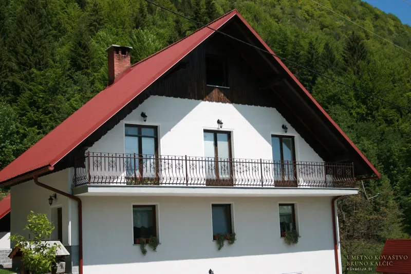 Kovana balkonska ograja, Čekovnik
