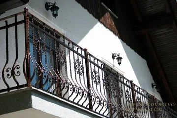 Kovana balkonska ograja, Čekovnik, s koritoma