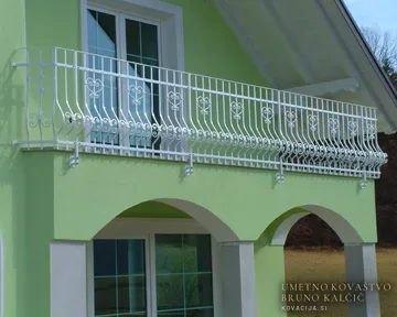 Ena redkih balkonskih ograj bele barve