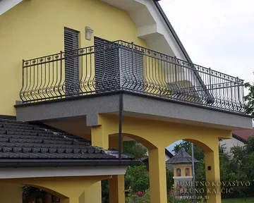 Elegantna balkonska ograja iz relativno tankih materialov