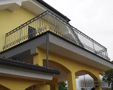 Kovana balkonska ograja, Srednja Vas, nad arkadami