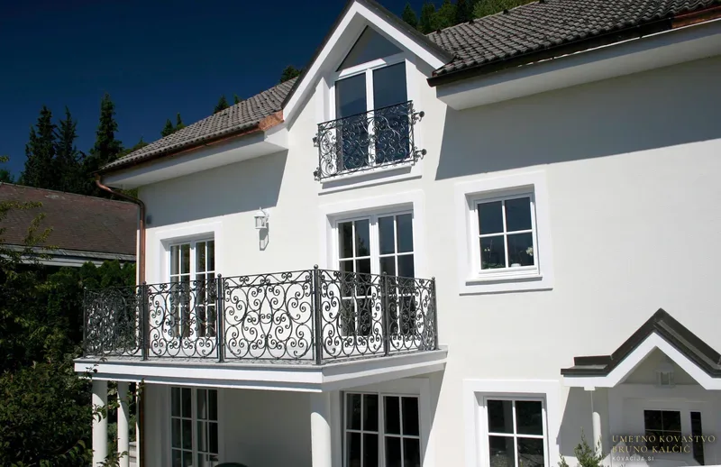 Kovana baročna balkonska ograja in francoski balkon, Maribor