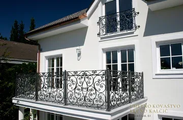 Kovana baročna balkonska ograja in francoski balkon, Maribor, Balkonske ograje