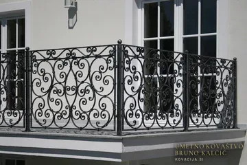 Kovana baročna ograja na balkonu in na francoskem balkonu, alu patina