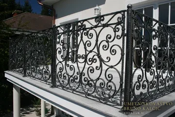 Kovana baročna balkonska ograja in francoski balkon, Maribor, vogalni balkon