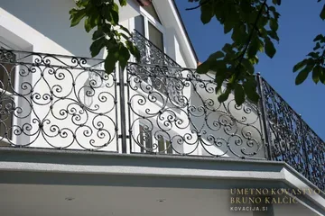 Kovana baročna balkonska ograja in francoski balkon, Maribor, iz kovačije na Blejski Dobravi
