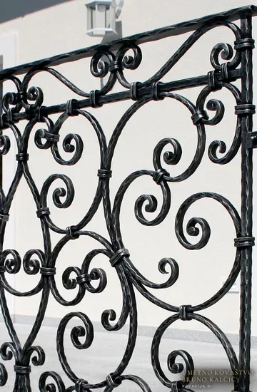Kovana baročna balkonska ograja in francoski balkon, Maribor, detajl 1