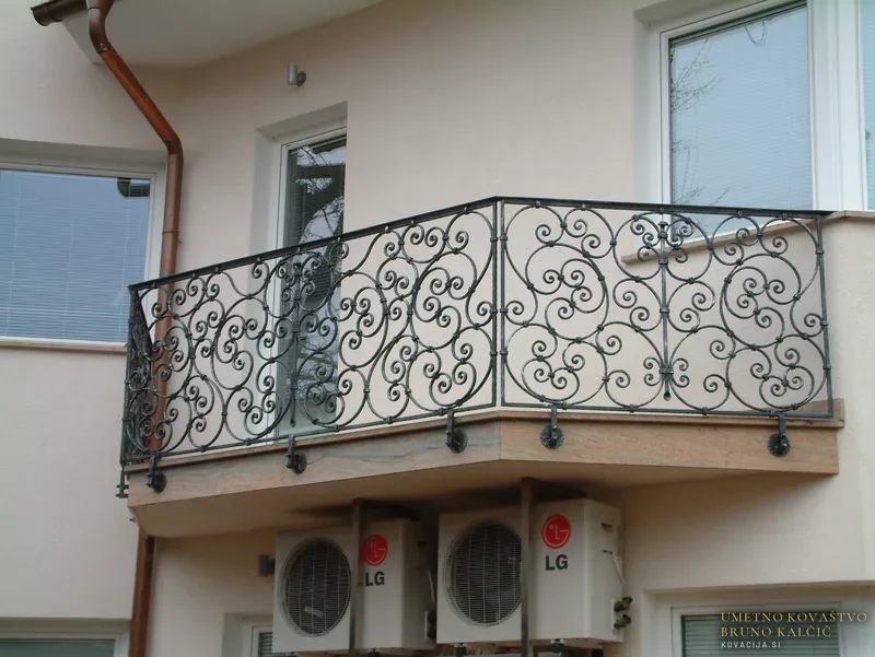 Kovana balkonska ograja, Kranj