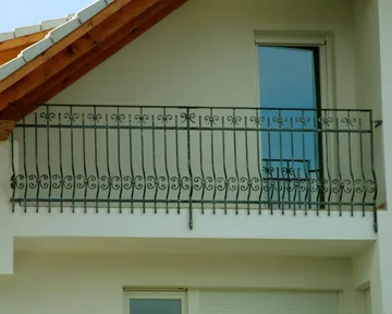 Dokaj enostavna in elegantna balkonska ograja iz tolčenih ("kovanih") materialov