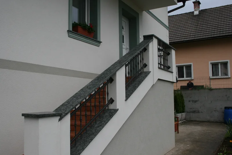 Kovana ograja na zidu