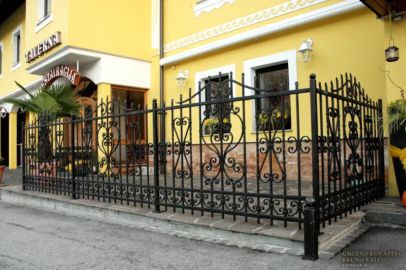 Kovana ograja hotelske terase, Kranjska Gora