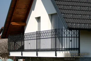 Kovana balkonska ograja, Strahinj, Balkonske ograje