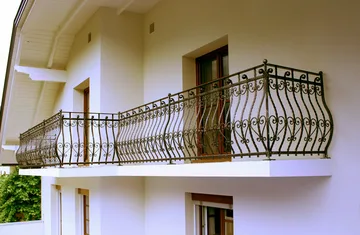 Kovana balkonska ograja in francoski balkoni, Miklavčevo (Miklauzhof), Balkonske ograje