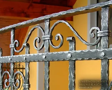 Kovana balkonska ograja na polokroglem balkonu, Ponova Vas, kmečka hiša