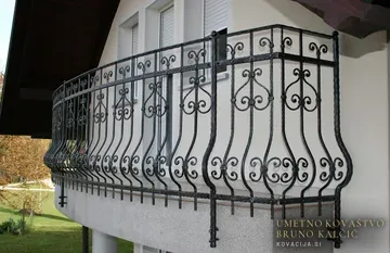 Kovana balkonska ograja, Dolenja Vas, rahlo trebušasta