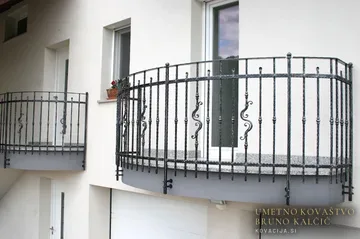 Kovana polkrožna balkonska ograja, Smlednik, Balkonske ograje