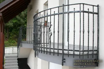 Na hiši smo naredili ograjo na treh polkrožnih balkonih, ob stopnišču in na podestu
