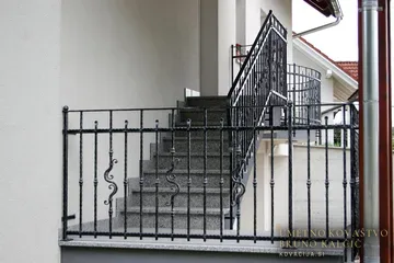 Kovana polkrožna balkonska ograja, Smlednik, detajl 2