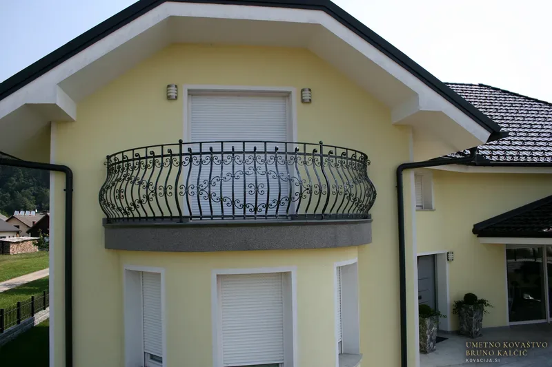 Kovana trebušasta balkonska ograja, Poženik
