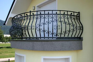 Kovana trebušasta balkonska ograja, Poženik, Balkonske ograje