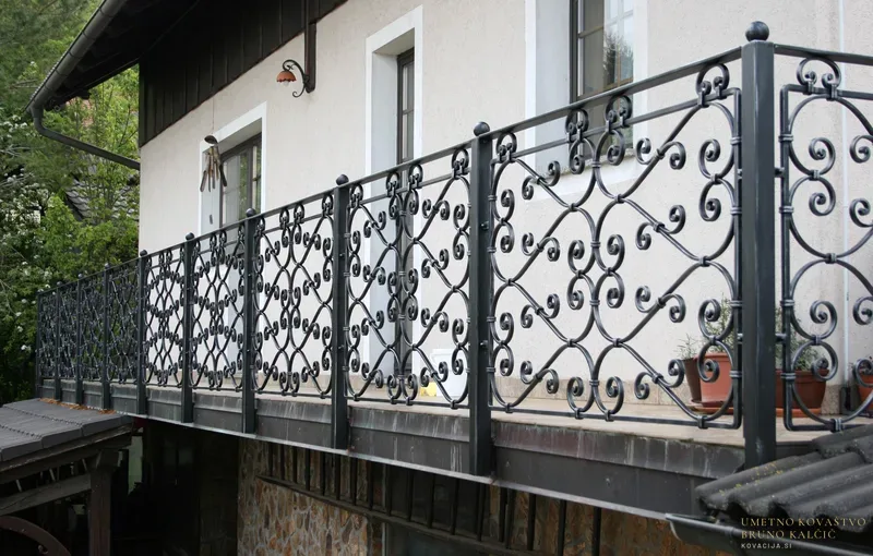 Kovana balkonska ograja, Golo