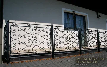 Kovana balkonska ograja, Golo, Balkonske ograje