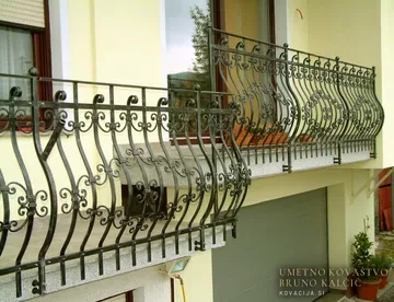 Kovana balkonska ograja, Postojna, Balkonske ograje