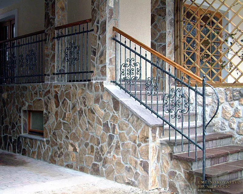 Kovana stopniščna ograja, Dovje