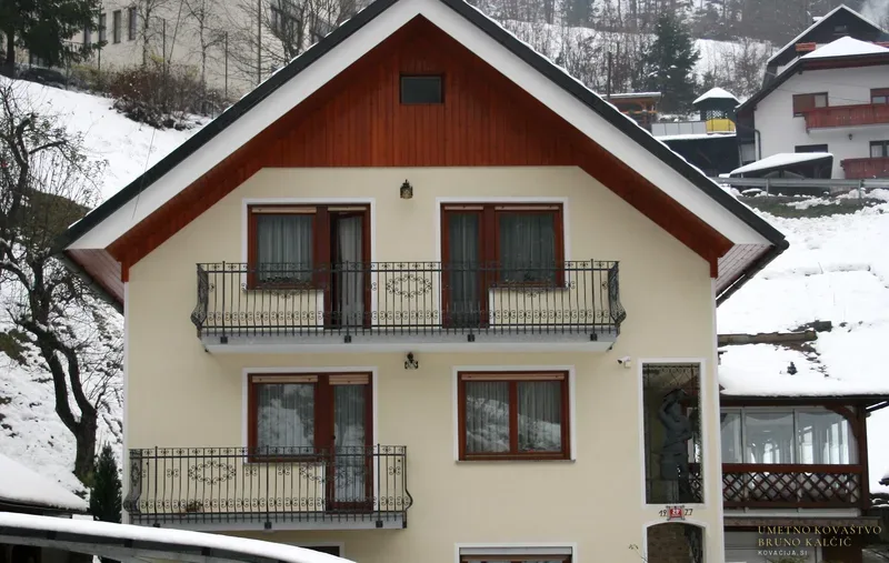 Kovana trebušasta balkonska ograja, Sovodenj