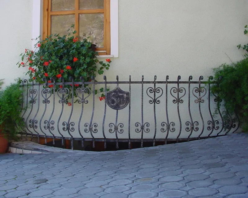 Kovana terasna ograja z monogramom