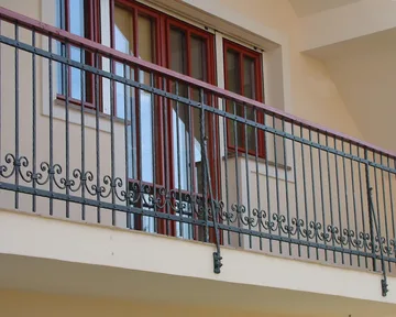 Preprosta in elegantna kovana ograja z lesenim ročajem
