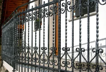 Balkonska ograja na petkrat zalomljenem balkonu ter francoski balkon