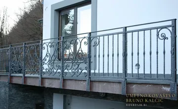 Razgibana balkonska ograja po idejni zasnovi arhitektke, 2 stila, montirano na obstoječe stebr stare lesene ograje