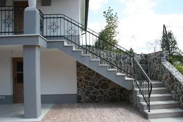 Kovana ograja, Podcerkev, Balkonske ograje