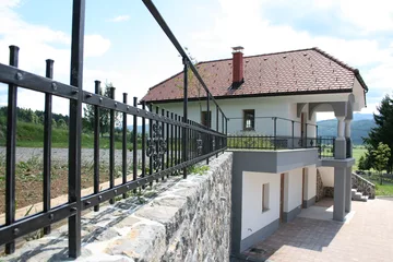 Stopniščna ograja ob obnovljeni kašči in ograjica na kamniti škarpi + ročaj