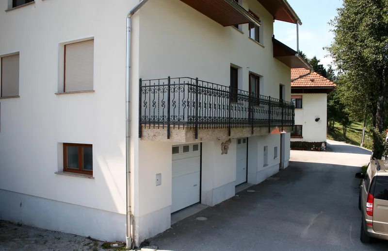 Kovana balkonska ograja s frizom