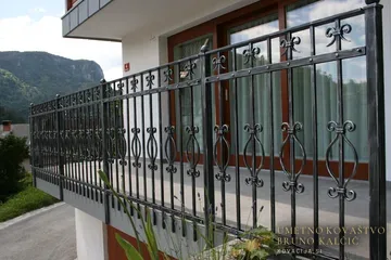 Kovana balkonska ograja, francoski balkon, ograja ob stopnišču in pred vhodom ter nadstrešek nad vhodom v hišo