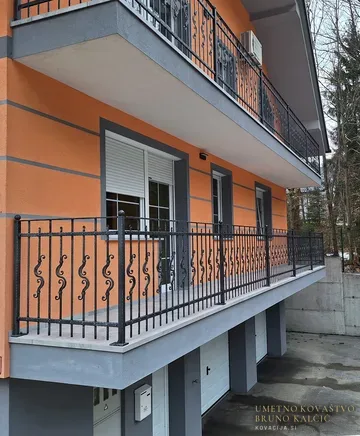 Kovana balkonska ograja, Utik, valoviti friz