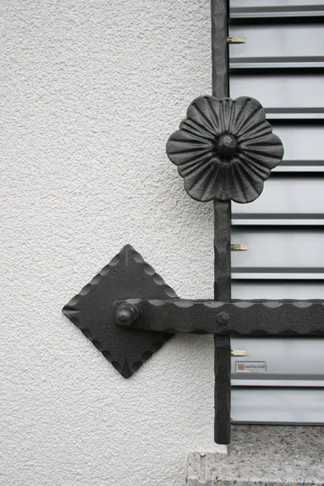 Kovan francoski balkon, Škofja Loka, cvetne rozete