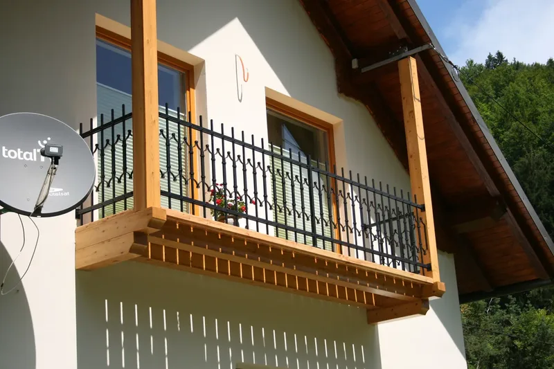 Kovana balkonska ograja, Šentjošt