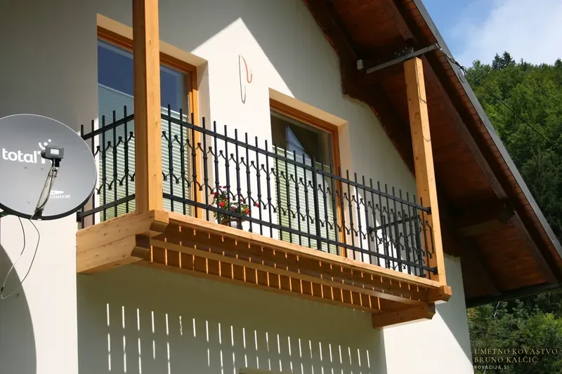 Kovana balkonska ograja, Šentjošt